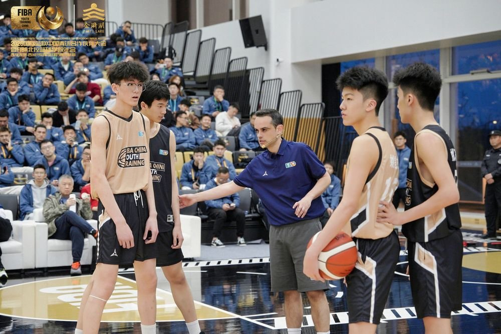 Jorge Lorenzo dirigiendo en FIBA China 2026